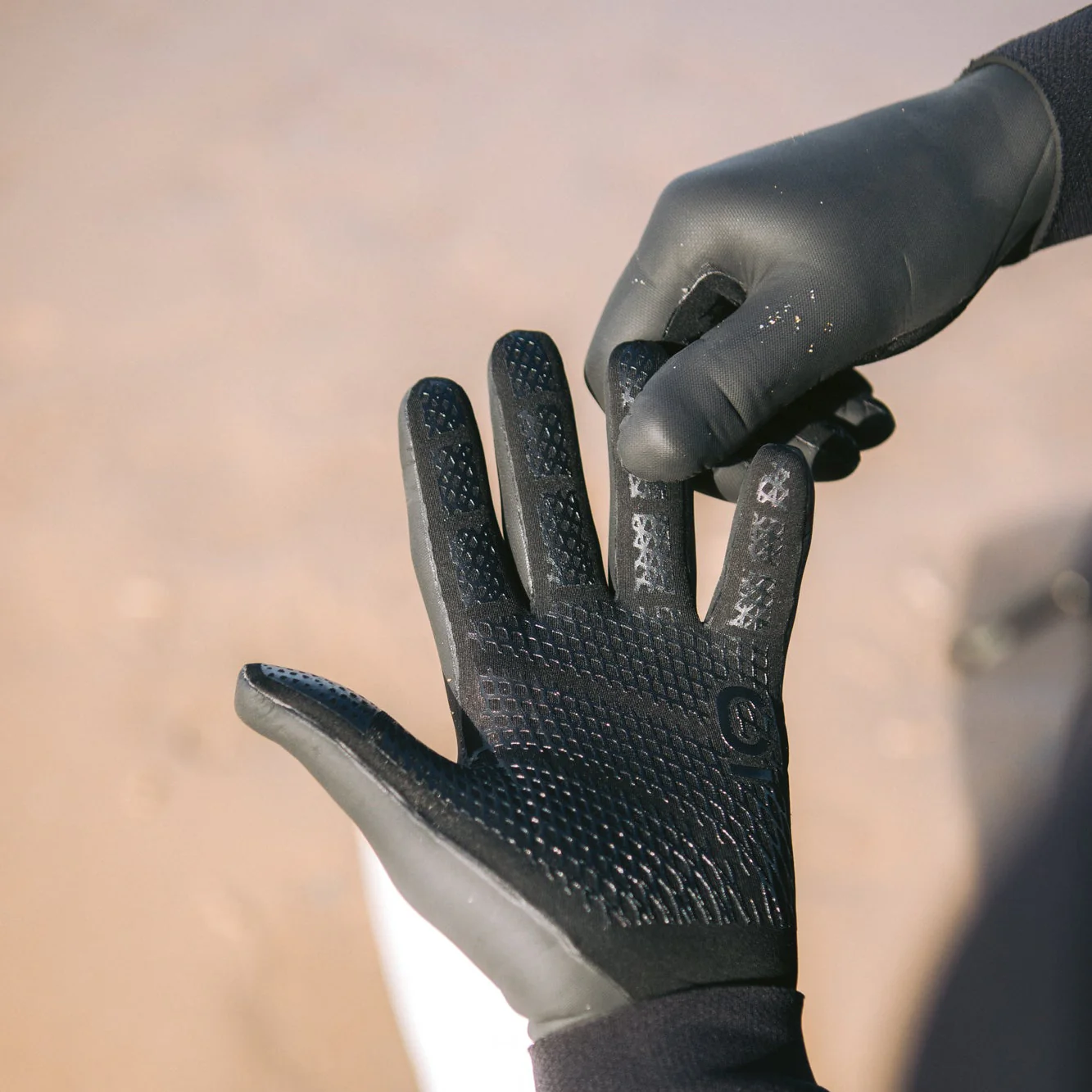 C-Skins Unisex Session GBS Neoprene Thermal Swim/Watersports Gloves (Black/Black)(3mm) - Image 4