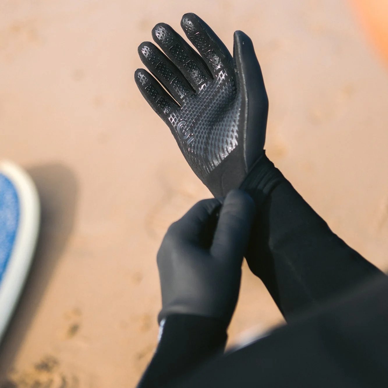 C-Skins Unisex Session GBS Neoprene Thermal Swim/Watersports Gloves (Black/Black)(3mm) - Image 5