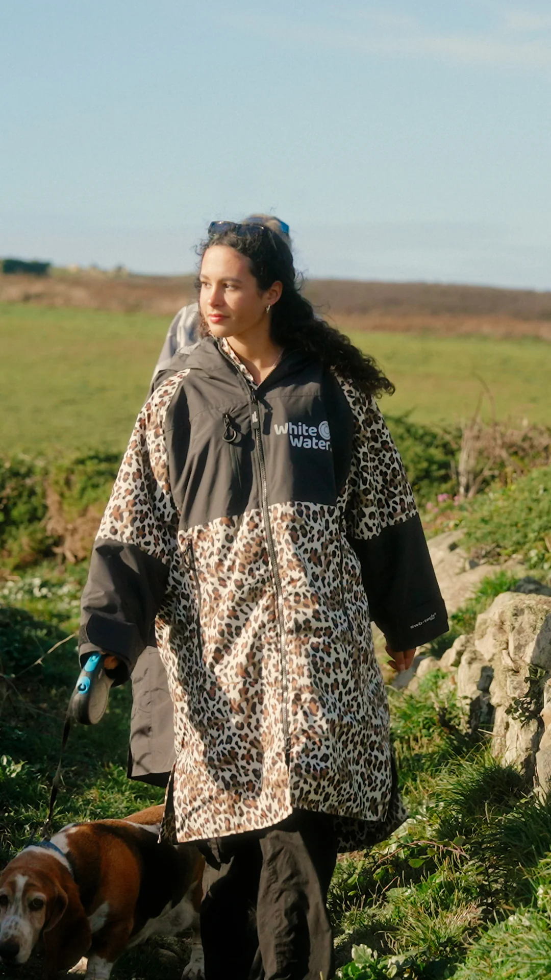 White Water Robes Unisex Hardshell Changing Robe - Adults (Leopard Print/Black Lining) - Image 6